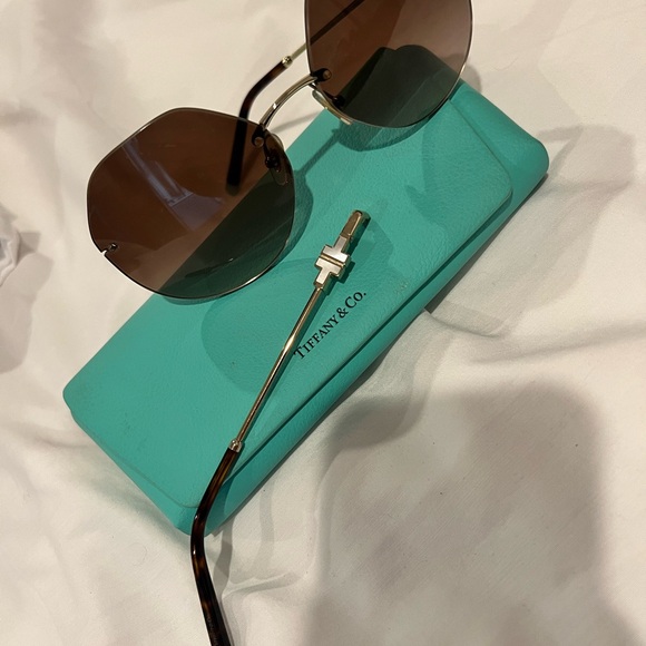 Tiffany & Co. Black Aviator Sunglasses with broken arm - Picture 2 of 5